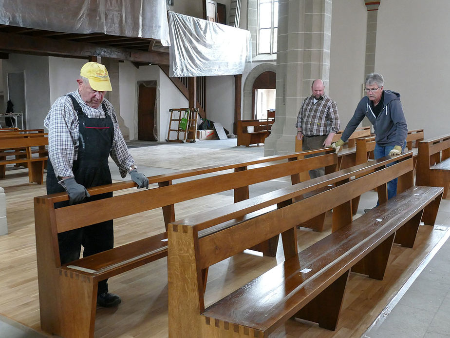 Reinigung und Aufstellung der Kirchenbänke von St. Crescentius (Foto: Karl-Franz Thiede)